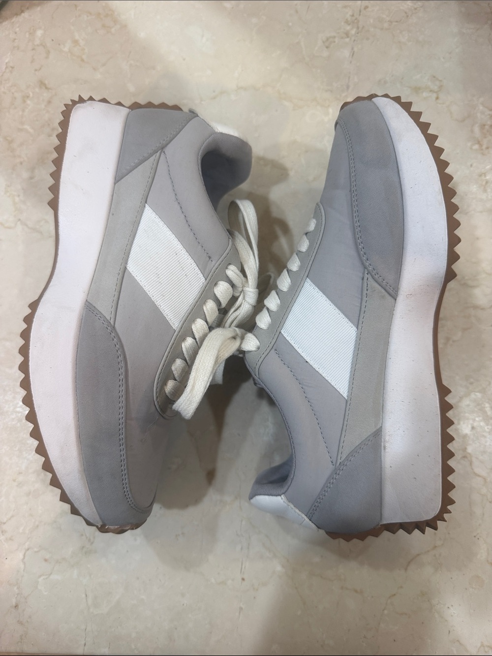 Dolce Vita Women’s Becket Grey & White Casual Sneakers size 6
